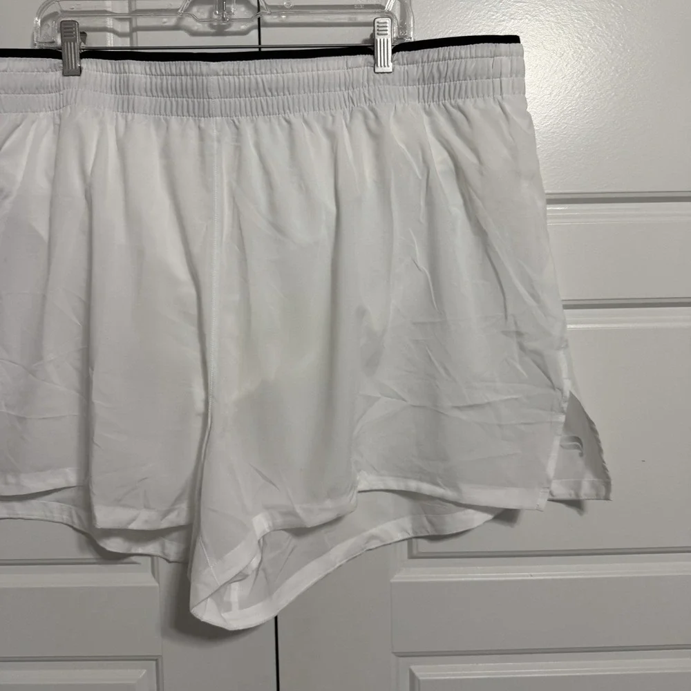 NWT Fabletics Women's‎ Breathe Run Short White Black Reflective Size 2X Zipper